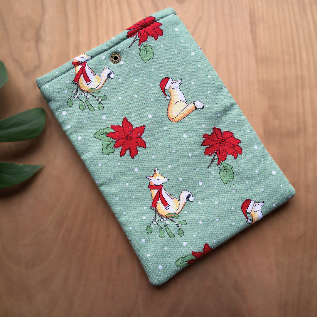 Kindle Sleeve - Christmas Foxes