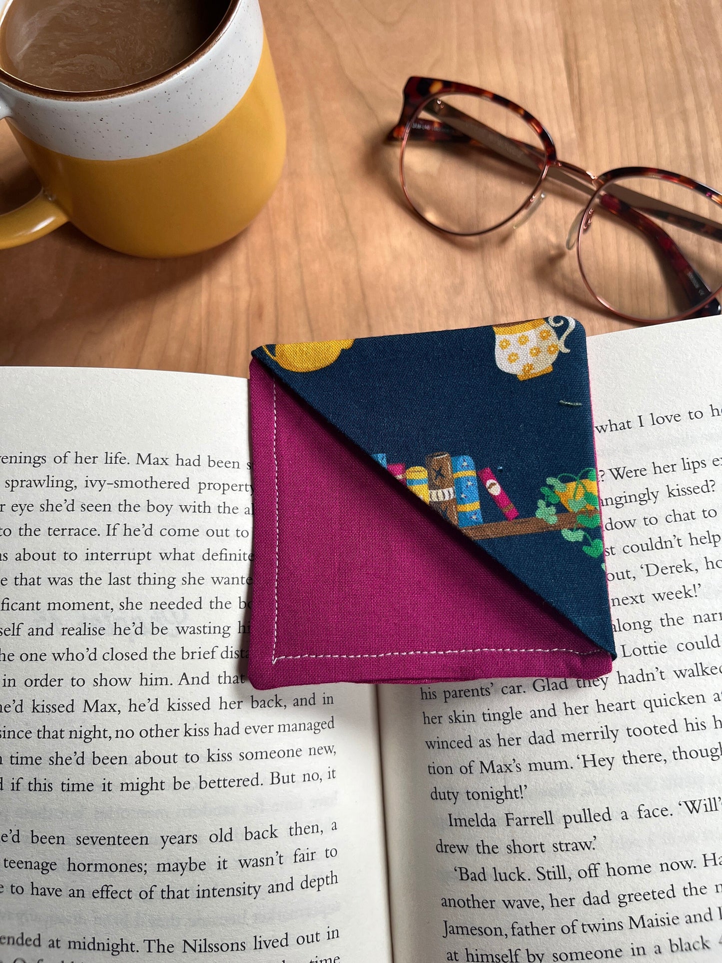 Fabric Corner Bookmark -Bookshelves