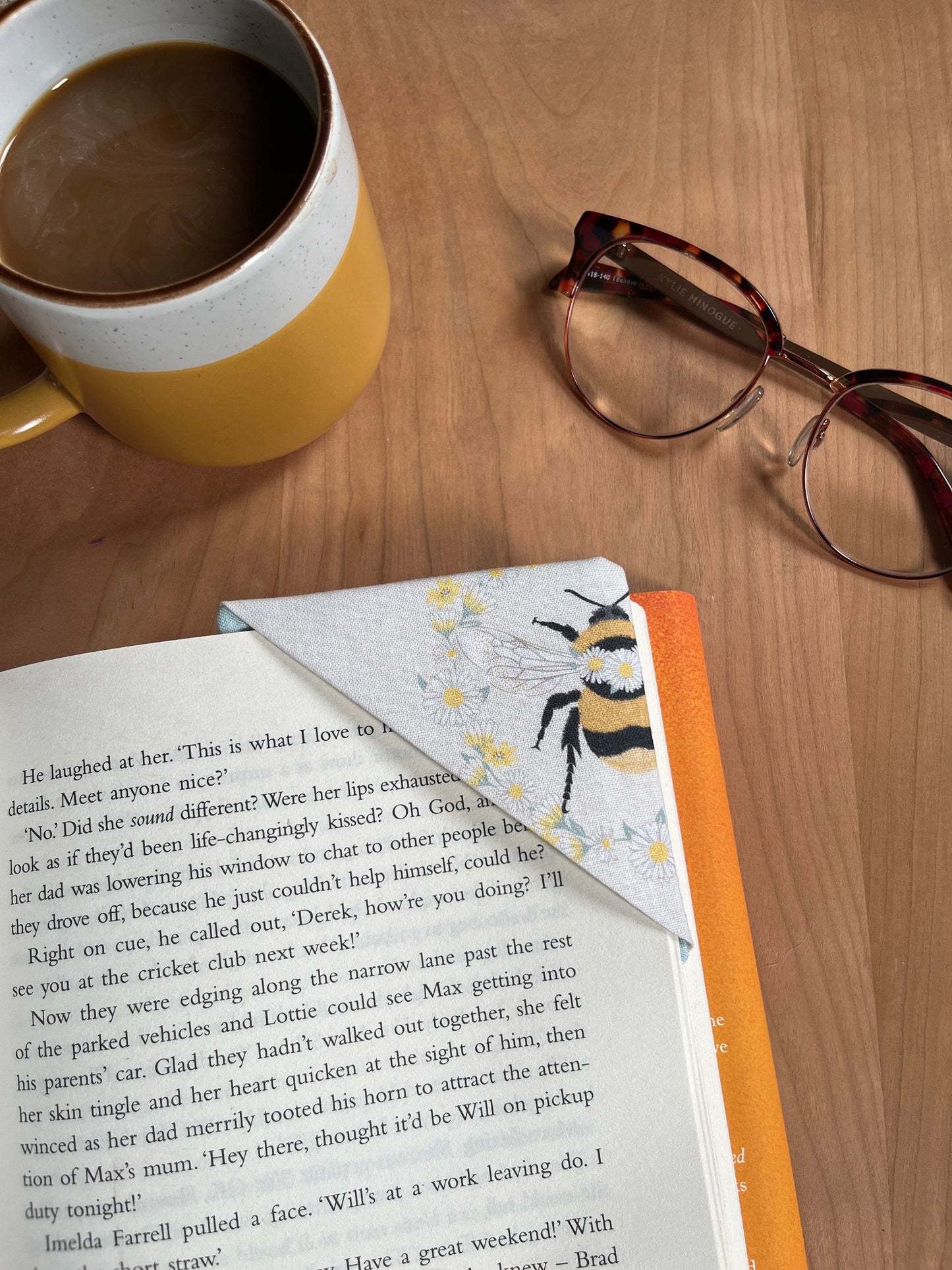 Fabric Corner Bookmark -Big Bee