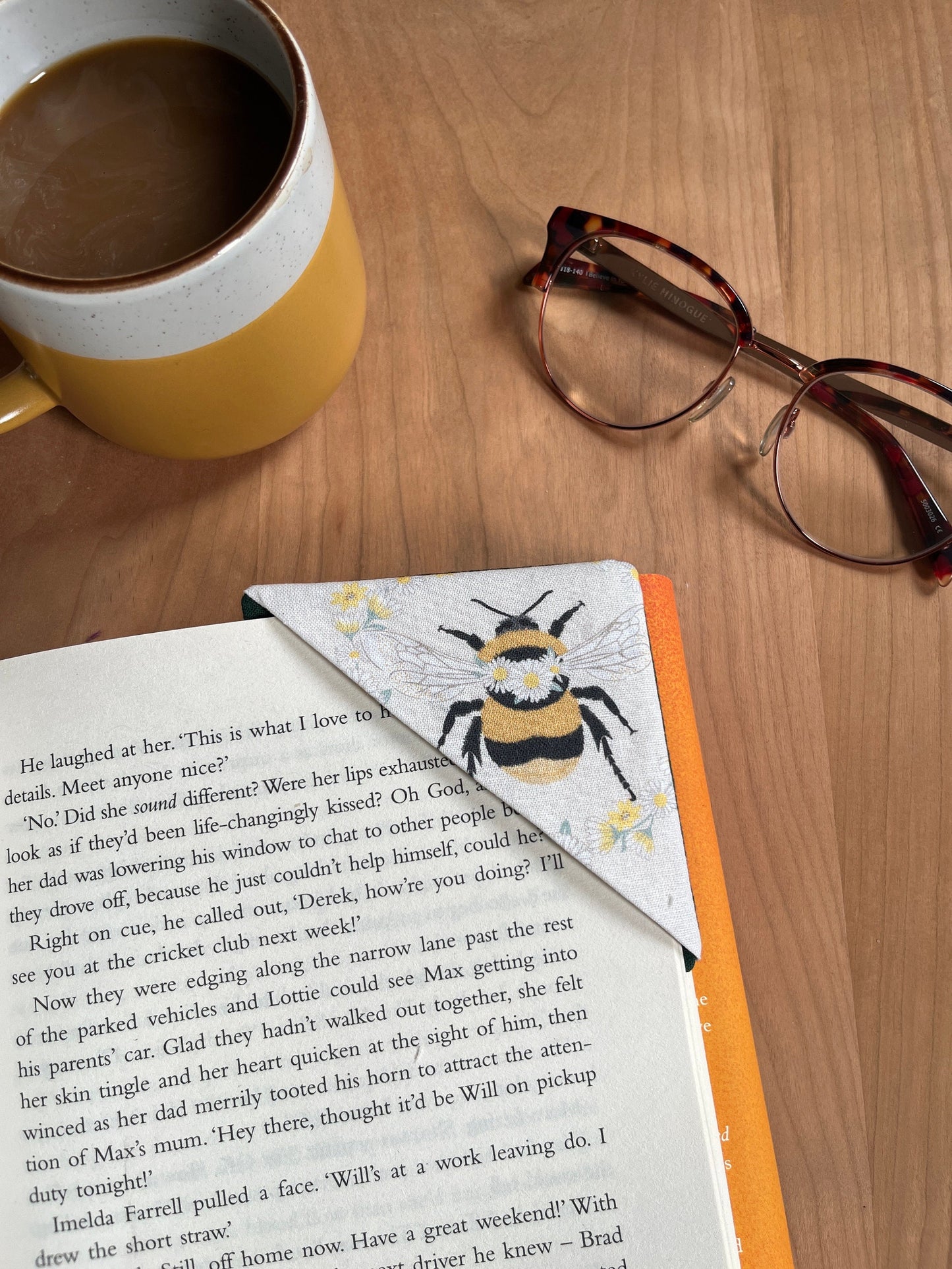 Fabric Corner Bookmark -Big Bee