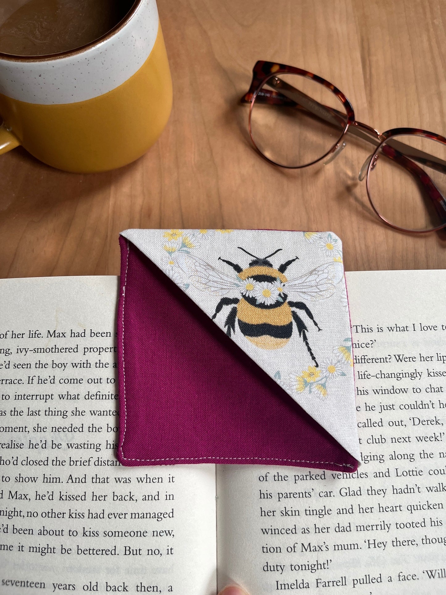 Fabric Corner Bookmark -Big Bee