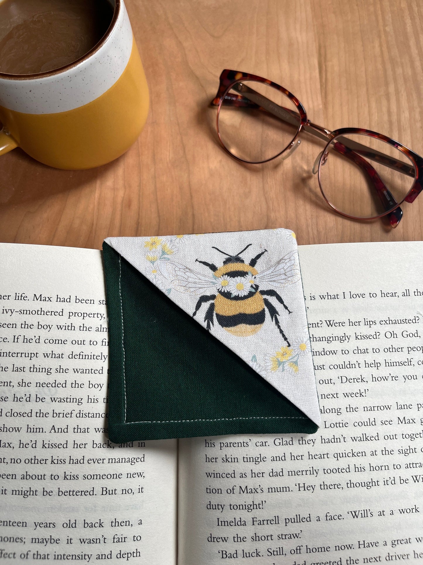 Fabric Corner Bookmark -Big Bee