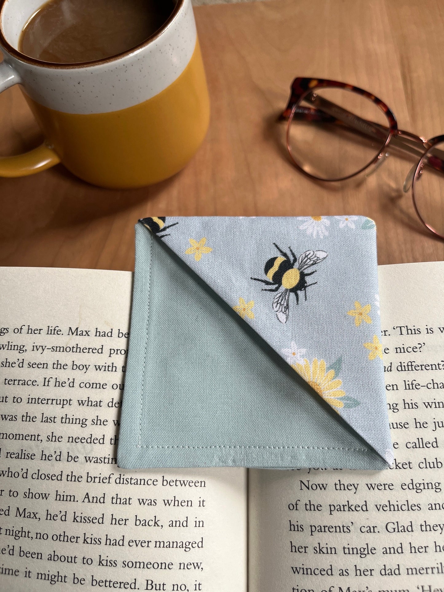 Fabric Corner Bookmark -Blue Bee