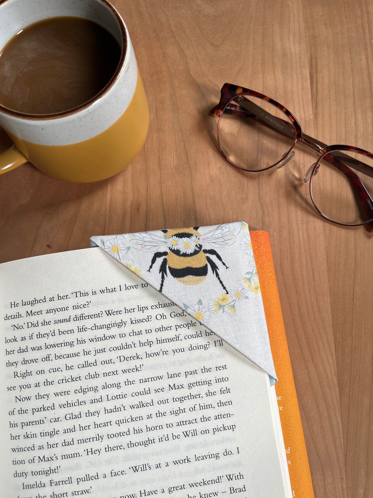 Fabric Corner Bookmark -Big Bee