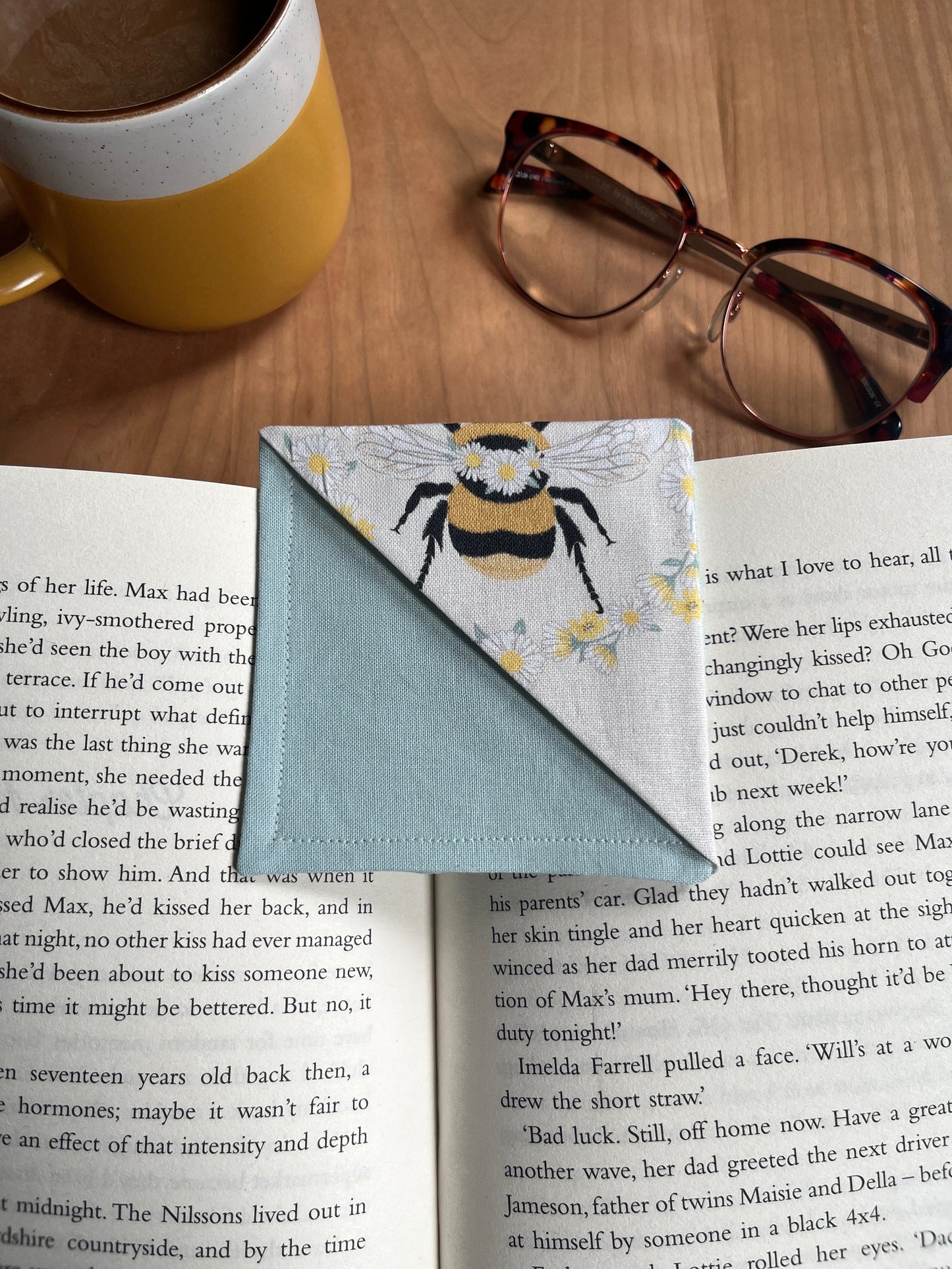 Fabric Corner Bookmark -Big Bee