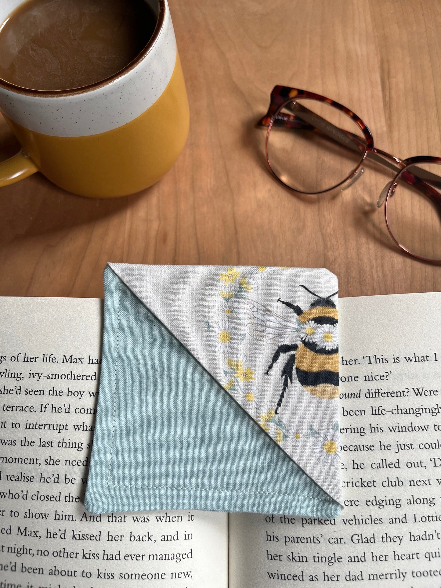 Fabric Corner Bookmark -Big Bee