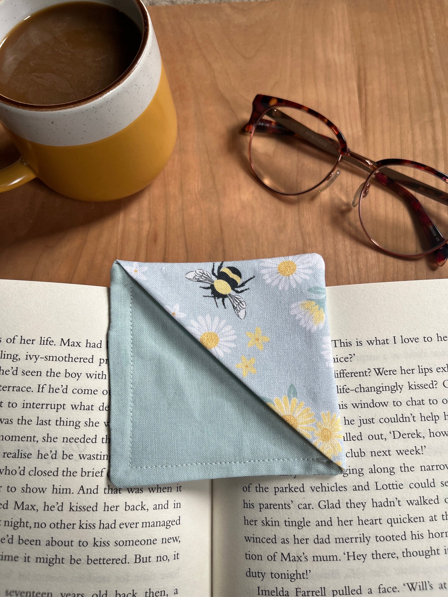 Fabric Corner Bookmark -Blue Bee